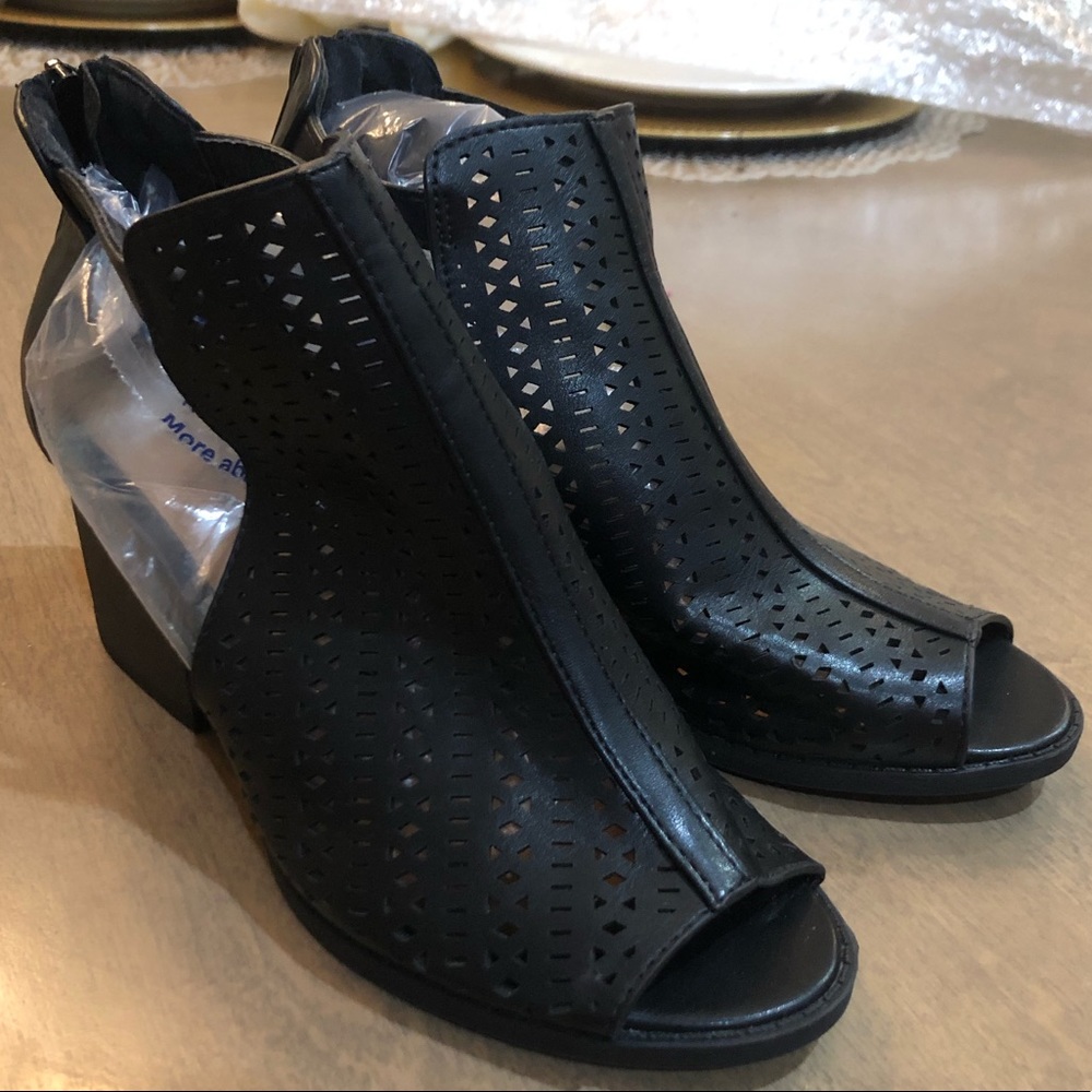NWOT Qupid Laser Cut Open Toe Sandal Booties Heels - Picture 6 of 8